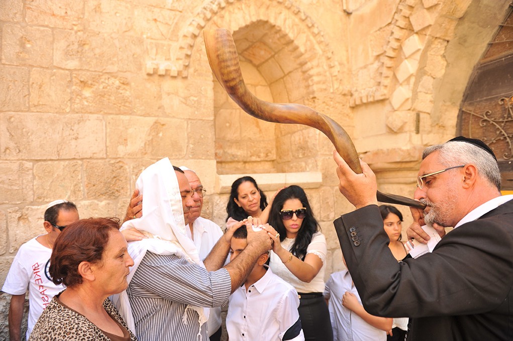 בר מצווה בכותל קסומה ומרגשת בלי מניירות וקלשאיות.